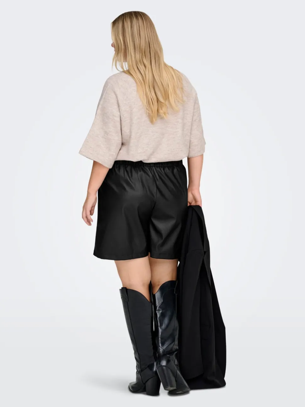 CARTILA Regular Fit short en simili cuir