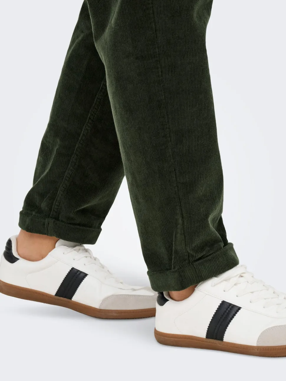 ONLFLORA Pantalon classique en velours côtelé coupe carotte
