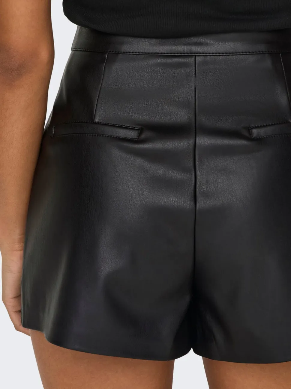 ONLTRICIA Taille moyenne Baggy Fit Short en cuir synthétique